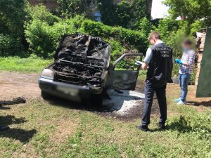 В сгоревшей машине обнаружен труп. Проводится проверка