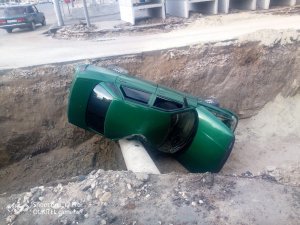 На Танкистов/Соколовой автомобиль упал в разрытую коммунальщками яму