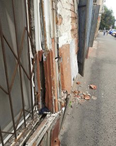 Саратовцы: стена двухэтажного дома в центре города может рухнуть в любой момент
