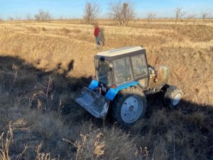 Тракторист попал под колеса движущегося трактора. Началась проверка