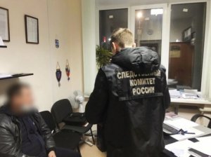 Сотрудник ГИБДД попался на взятке от директора саратовской автошколы