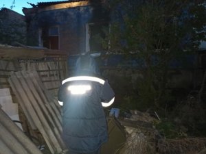 В Саратове пожарные эвакуировали из горящего дома мужчину, но спасти его не удалось