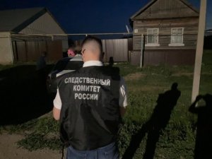 В Ивантеевском районе упавший с домкрата автомобиль насмерть придавил парня