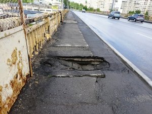 Саратовцы: по мосту на Целинстрое ходить небезопасно