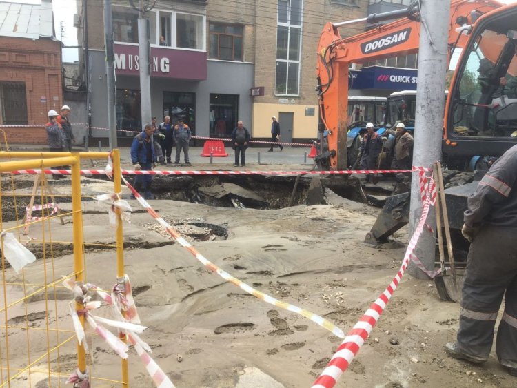 На Чернышевского из-за коммунальной аварии провалился асфальт. Проводится проверка