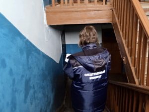 Жильцы дома на Чернышевского обнаружили в подъезде труп. Началась проверка