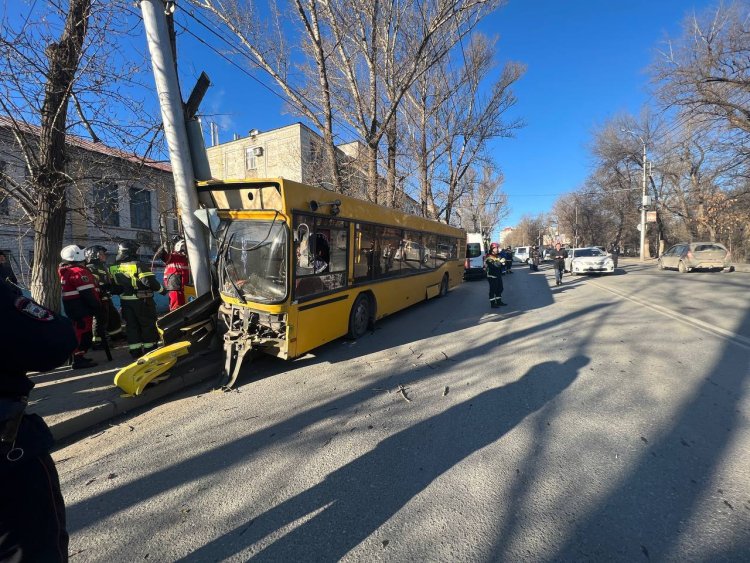 В Саратове 11-й автобус врезался в столб. Пострадали 10 человек