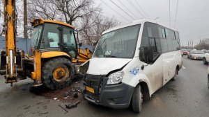 На Орджоникидзе столкнулись трактор и маршрутка, пострадали 5 человек