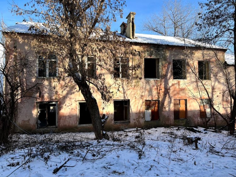 Семье из разваливающегося дома без окон на Одесской до сих пор не предоставили новое жилье