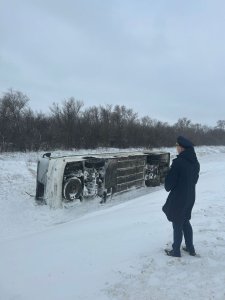 В ДТП на трассе автобус опрокинулся в кювет