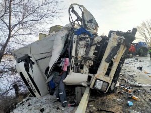 В столкновении трех машина на трассе под Саратовом погибли два человека