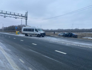 В ДТП с микроавтобусом в Гагаринском районе пострадали 3 человека