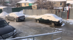 Из-за разлива канализации в Заводском районе машины попали в ледяной плен