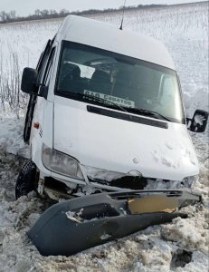 В Марксовском районе опрокинулся микроавтобус с восемью пассажирами