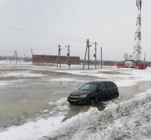 Инспекторы помогли съехавшей в кювет по дороге в ЗАГС автомобилистке