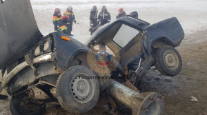 ВАЗ врезался в столб: пассажир погиб, водитель в больнице