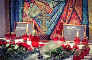 Саратовцы несут цветы к храму в память о жертвах теракта в Москве