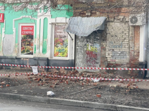 На Мичурина обрушился фасад дома-памятника