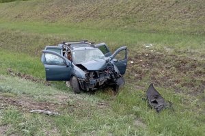 В Воскресенском районе автомобиль съехал с дороги и врезался в столб