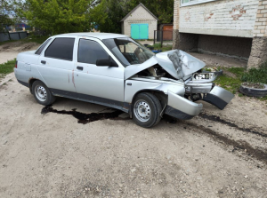 В Озинках ВАЗ под управлением 19-летнего водителя врезался в дом