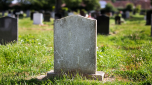 Памятник на могилу: советы по выбору достойного надгробия для увековечения памяти близкого человека