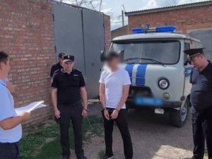 Житель Питерского района набросился с ножом на родственника