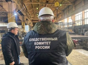 В Саратове на рабочего упала металлическая конструкция. Мужчина погиб