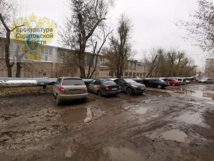 На Тульской теплотрасса упала на припаркованные автомобили