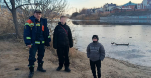 На льду оросительного канала в Балакове заметили гуляющих детей