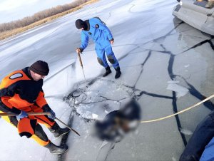 В Энгельсском районе водолазы извлекли из воды тело утонувшего рыбака