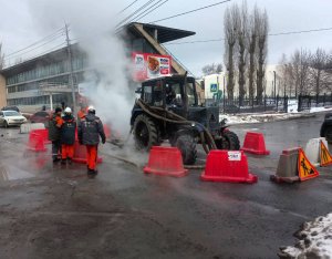 В центре Саратова устраняют повреждение теплотрассы