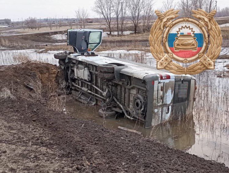 В Пугачевском районе опрокинулся автобус с юными спортсменами, четверо - в больнице