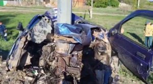 В селе Синодское ВАЗ «намотало» на столб. Водитель погиб