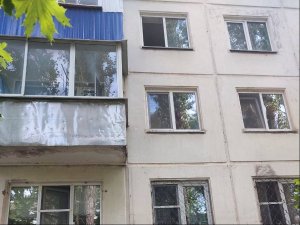 В Балакове при падении из окна погиб ребенок