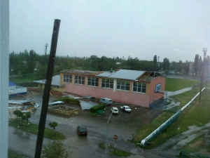Последствия сильного ветра в Степном: пострадало 6 социальных объектов и 11 многоквартирных домов