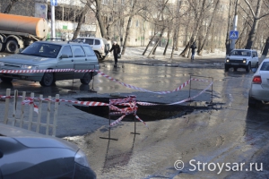 В центре Саратова МАЗ провалися под асфальт