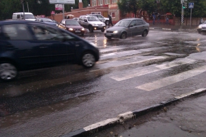 Читатели ИА «Стройсар»: «В дождь приходится переходить улицы вплавь»