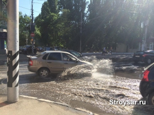 На Московской продолжается «интенсивный излив воды»