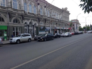 Читатель ИА «Стройсар» о парковке на Московской: теперь не только на тротуарах, но и вторым рядом