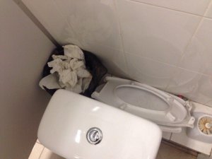 Читательница «Стройсара» пожаловалась на состояние туалета в ТК «Happy Молл»