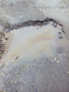 Саратовцы: отремонтированная в 2016 году дорога вновь «убивает» наши авто