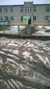 Жители с. Широкое назвали «позорищем» дорогу к детскому саду