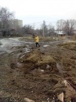 Жители Елшанки о дороге к музыкальной школе №4: грязь, кучи мусора, неогороженная яма