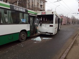 На Московской столкнулись саратовский и энгельсский автобусы