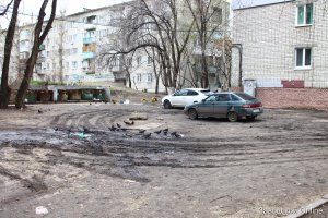 Автомобилистов, паркующих машины на тротуарах, обвинили в «провоцировании грязи»