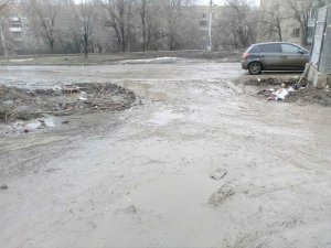 Саратовцы: дорога на Лебедева-Кумача не видела ремонта несколько десятков лет