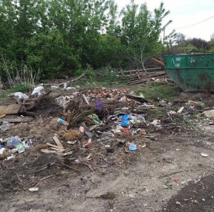 На Павелецкой обнаружили мусорку рядом с детской площадкой