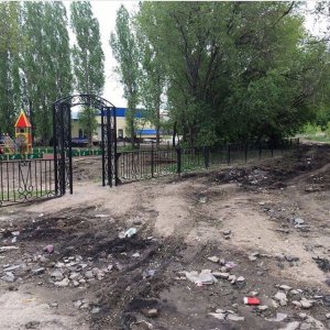 На Павелецкой обнаружили мусорку рядом с детской площадкой