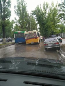 Саратовцы: на пр. Строителей «утонули» два автобуса