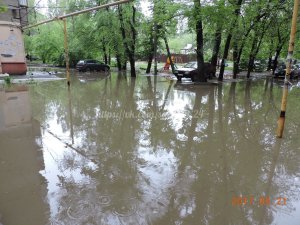 Жители Саратова жалуются на «несанкционированный» водоем во дворе